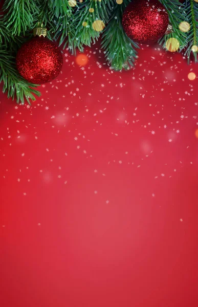Rode Achtergrond Met Sparren Takken Verlichting Kerstbal Kerstversiering — Stockfoto