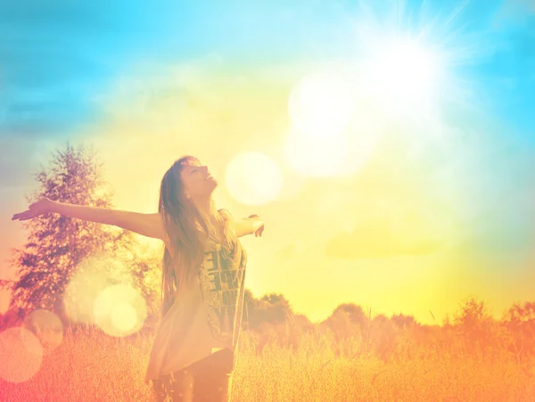 Щаслива дівчина насолоджується щастям на сонячному лузі — стокове фото