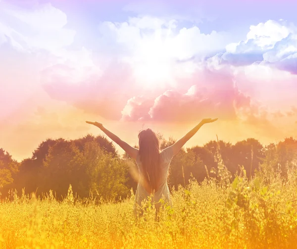 Happy woman enjoying the happiness on sunny meadow — Stock fotografie