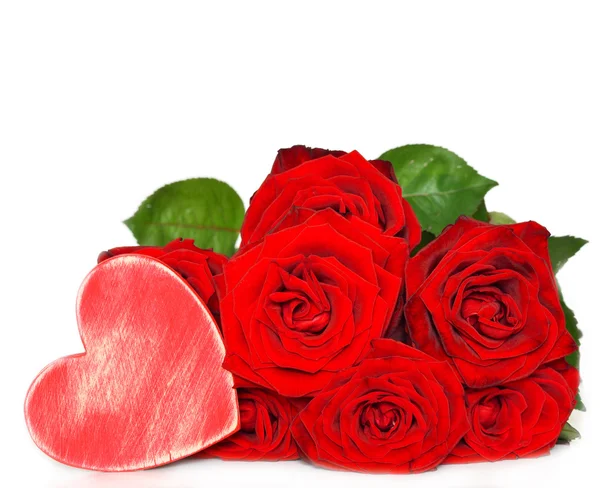 Vörös rózsa és a fából készült szív — Stock Fotó