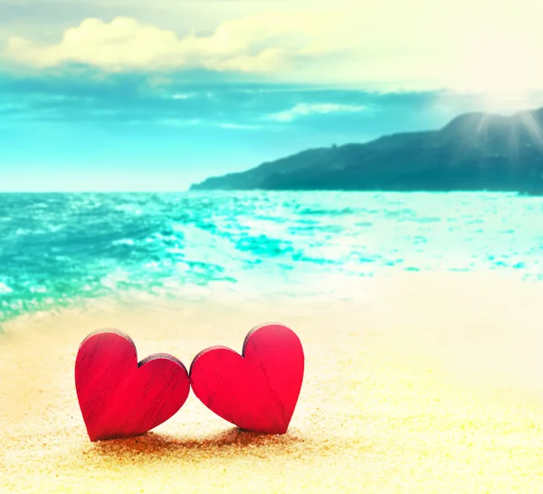 Dos corazones en la playa — Foto de Stock