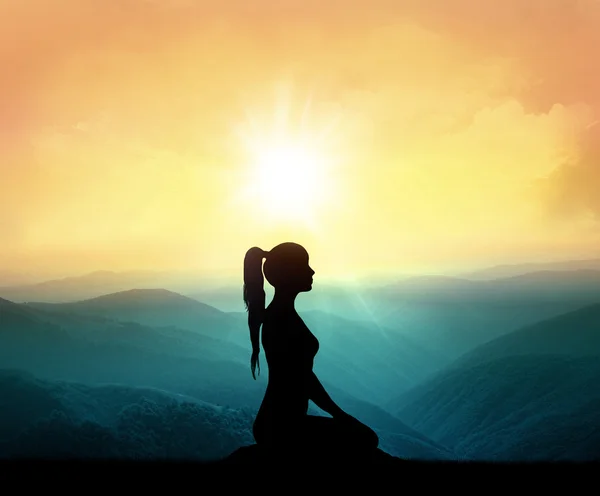 Günbatımında yüksek dağda meditasyon yapan kadınlar