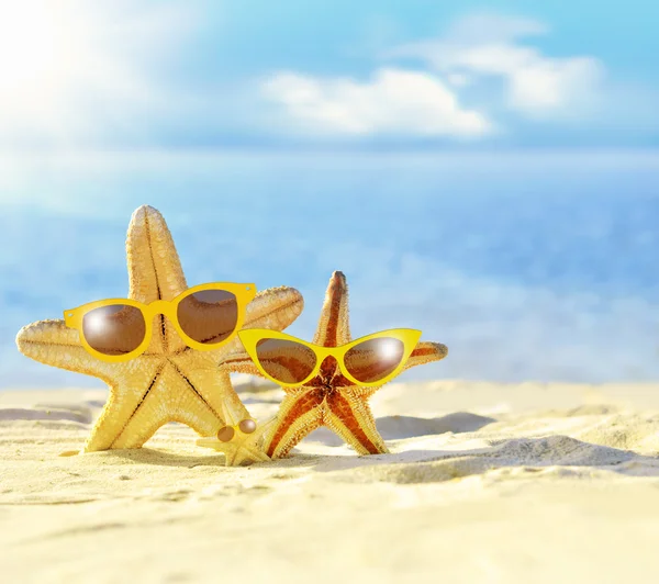 Estrella de mar en gafas de sol en la orilla del mar. Playa . — Foto de Stock