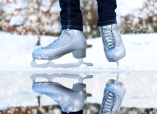 Figur skridskor på en åka skridskor isbanan — Stockfoto