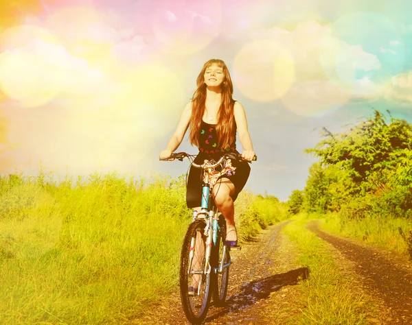 Menina bonita em uma bicicleta — Fotografia de Stock