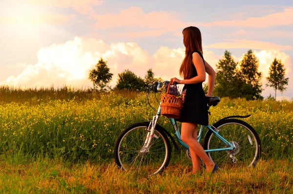 Menina bonita em uma bicicleta — Fotografia de Stock