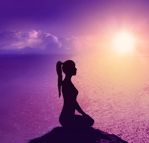 Sziluettjét, egy nő a tengerparton. Jóga és a meditáció. — Stock Fotó
