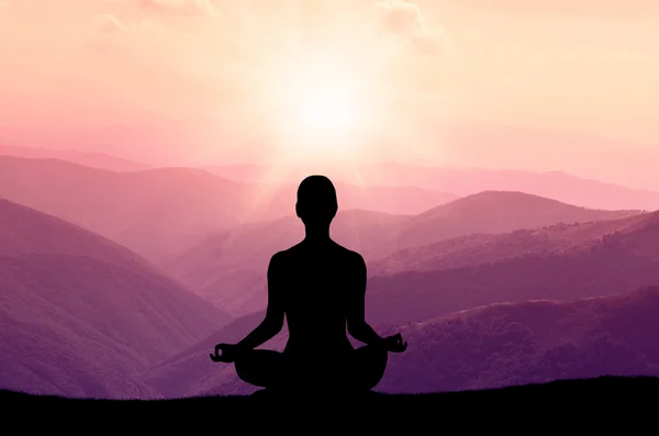 Silueta de yoga en la montaña con rayos de sol —  Fotos de Stock