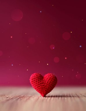 Aşk kalbi ahşap dokuda, sevgililer günü kartı konsepti.