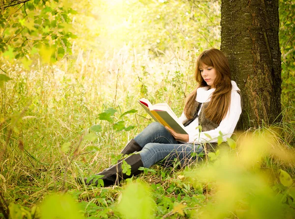 Girl reading a book in park — Stock Photo, Image