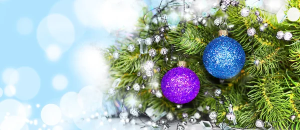 Gekleurde ballen op de kerstboom — Stockfoto
