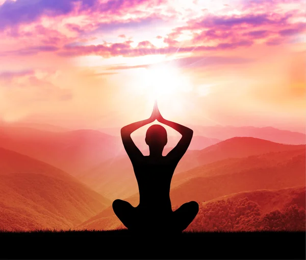 Meditación. Silueta del hombre en la montaña — Foto de Stock