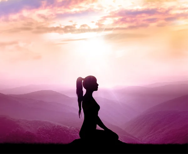 Meditación. Silueta de mujer en las montañas . —  Fotos de Stock