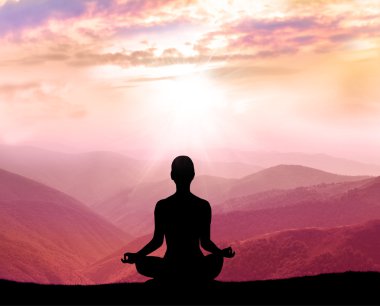 Meditasyon. Adam dağ silueti