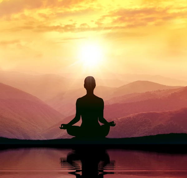 Yoga y meditación. Silueta en la montaña — Foto de Stock