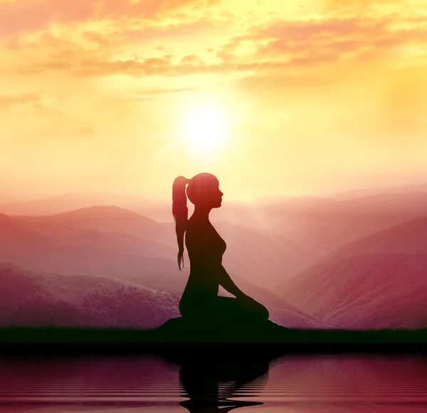 Meditación. Silueta de mujer en la montaña — Foto de Stock