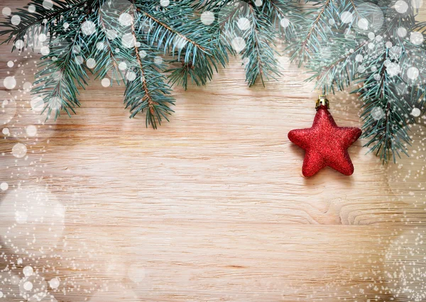 Ağaç dalları ile yıldız ve ahşap tahta üzerinde kar — Stok fotoğraf