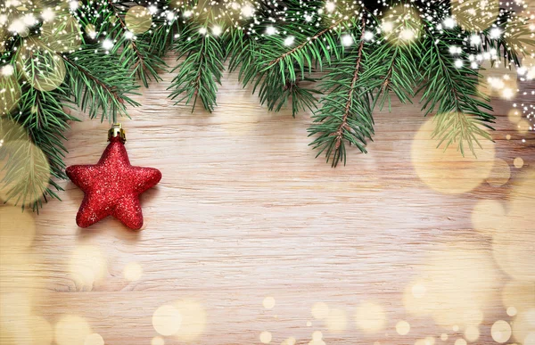 Kerstmis achtergrond. Pine, star en sneeuw. — Stockfoto