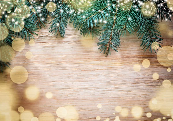 Noel ahşap arka plan ile çam — Stok fotoğraf