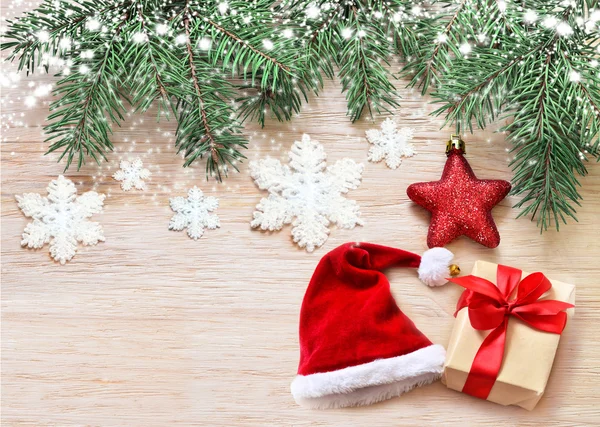 Kerstmis achtergrond. Pine, hoed en rode ster te behalen. — Stockfoto