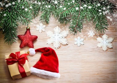 Noel arka plan. Çam, şapka ve Kızıl Yıldız.