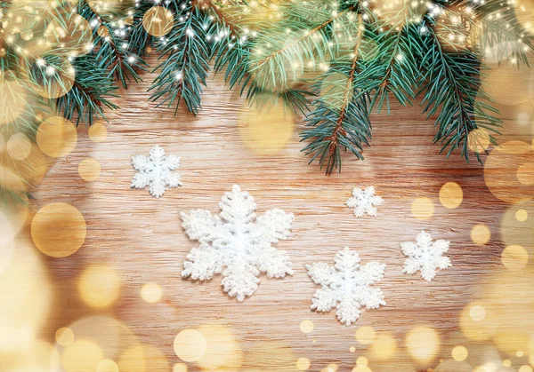 Jul bakgrund. Tall och snöflinga. — Stockfoto