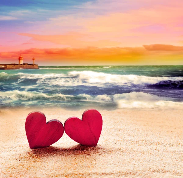 Deux cœurs sur la plage d'été — Photo