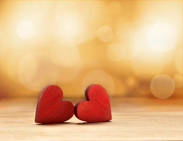 Närbild på två trä röda hjärtan. — Stockfoto