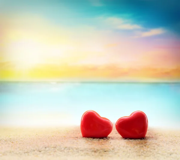 Dos corazones en la playa de verano — Foto de Stock