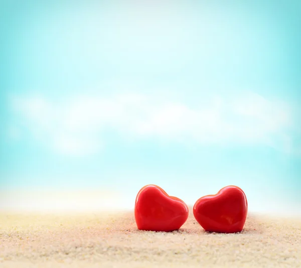 Deux cœurs sur la plage d'été — Photo