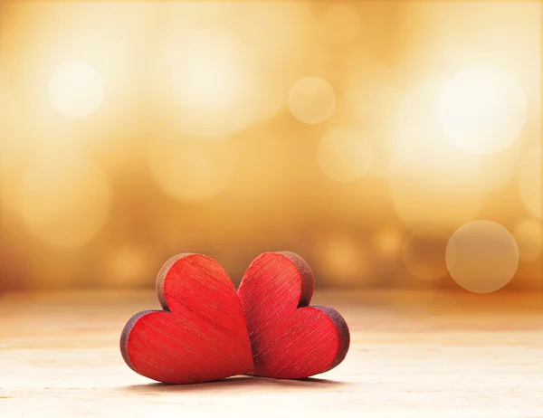 Закрыть два деревянных красных сердца . — стоковое фото