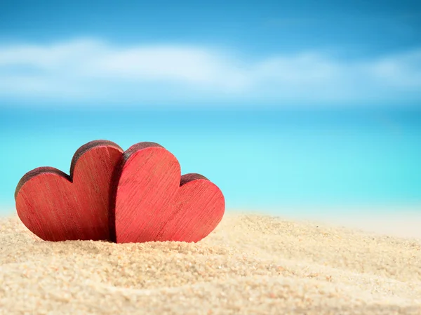 Twee harten op het strand van de zomer — Stockfoto