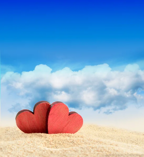 Dos corazones en la playa de verano — Foto de Stock