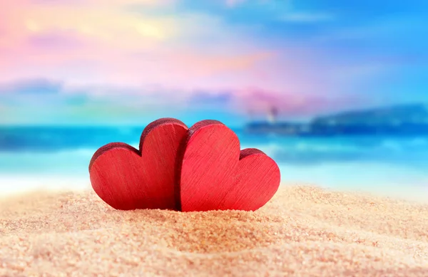 Dos corazones en la playa de verano —  Fotos de Stock