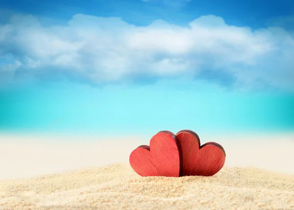 Twee harten op het strand van de zomer — Stockfoto