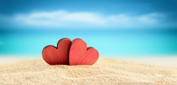 Twee harten op het strand van de zomer — Stockfoto