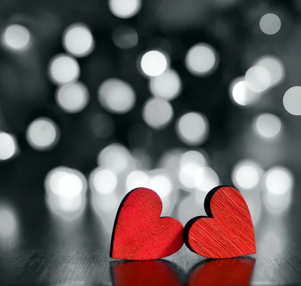 Rode houten hart tegen intreepupil lichten. — Stockfoto
