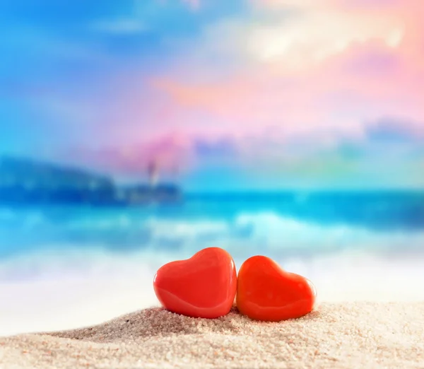 Dvě srdce na letní beach — Stock fotografie