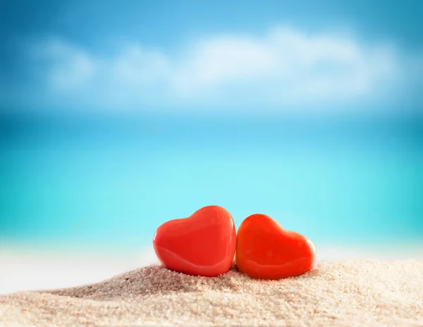 Δύο καρδιές στην παραλία το καλοκαίρι — Φωτογραφία Αρχείου