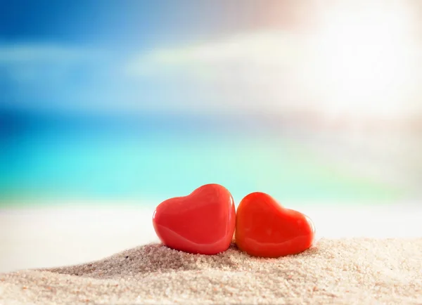 Δύο καρδιές στην παραλία το καλοκαίρι — Φωτογραφία Αρχείου