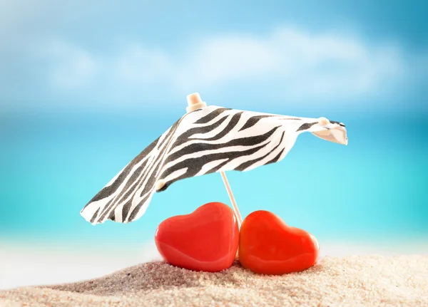 Dos corazones en la playa de verano —  Fotos de Stock