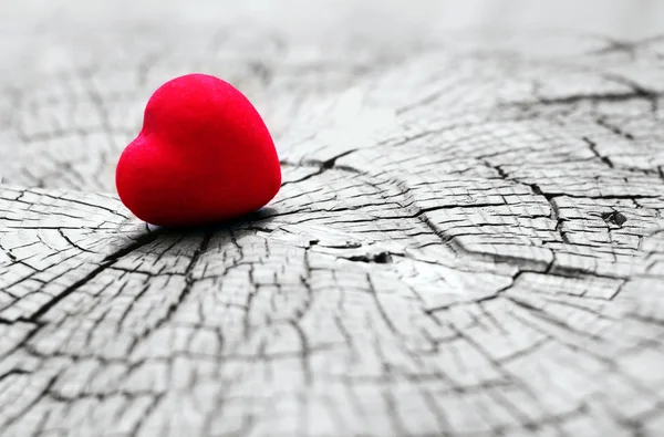 Corazón rojo y fondo de madera. —  Fotos de Stock