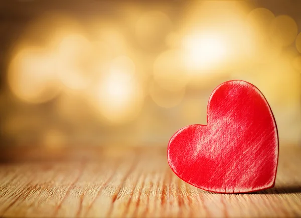 Rött hjärta och trä bakgrund. — Stockfoto