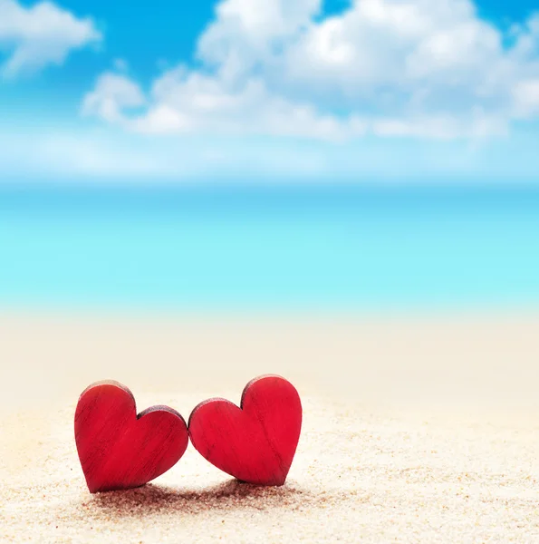 Twee harten op het strand van de zomer — Stockfoto