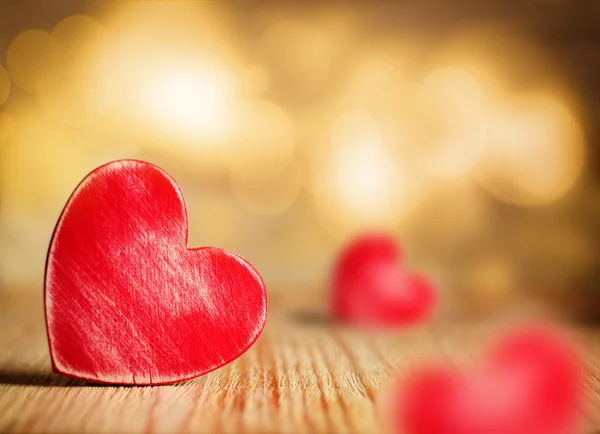 Coeur rouge et fond en bois. — Photo