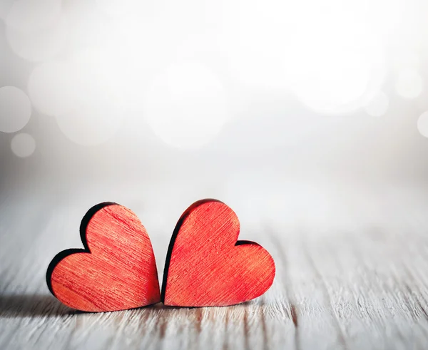 Alla hjärtans dag. Röda hjärtan på trä bakgrund — Stockfoto