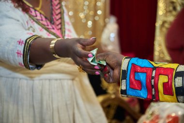 İsrail birası Sheva Ekim 2025 Etiyopya kültürler arası Yahudi düğünü İsrail 'de. Etiyopya Yahudi cemaatinden siyah gelin ve beyaz damat geleneksel giysiler giyerek evliliklerini kutluyorlar. Tören bir kutsama ayini içeriyor.