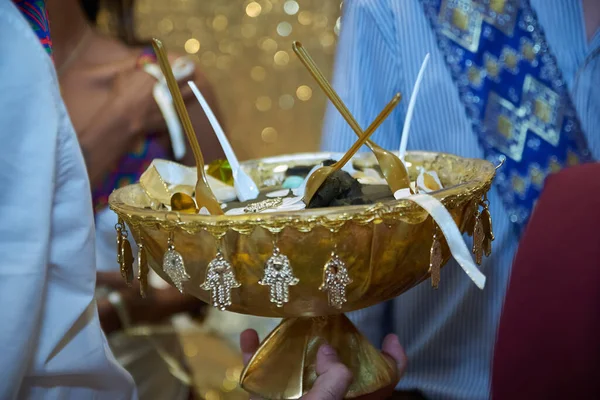 İsrail birası Sheva Ekim 2025 Etiyopya kültürler arası Yahudi düğünü İsrail 'de. Etiyopya Yahudi cemaatinden siyah gelin ve beyaz damat geleneksel giysiler giyerek evliliklerini kutluyorlar. Tören bir kutsama ayini içeriyor.