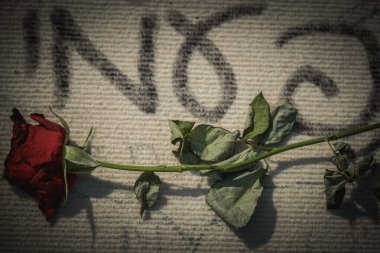 Tel Aviv İsrail 06.10.2025 Tel Aviv 'deki Rehineler Meydanı' ndaki bir gösteriden bir görüntü. İnsanlar, 7 Ekim 'deki Hamas saldırısında kaçırılan İsrailli rehinelerin serbest bırakılması için tabela, portre ve mesajlar taşıyorlar.