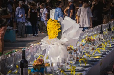 Tel Aviv İsrail 06.10.2025 Tel Aviv 'deki Rehineler Meydanı' ndaki bir gösteriden bir görüntü. İnsanlar, 7 Ekim 'deki Hamas saldırısında kaçırılan İsrailli rehinelerin serbest bırakılması için tabela, portre ve mesajlar taşıyorlar.